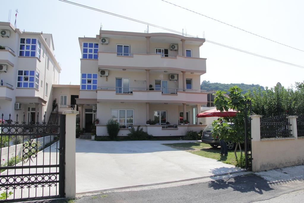 Apartment Family Ulcinj Buitenkant foto