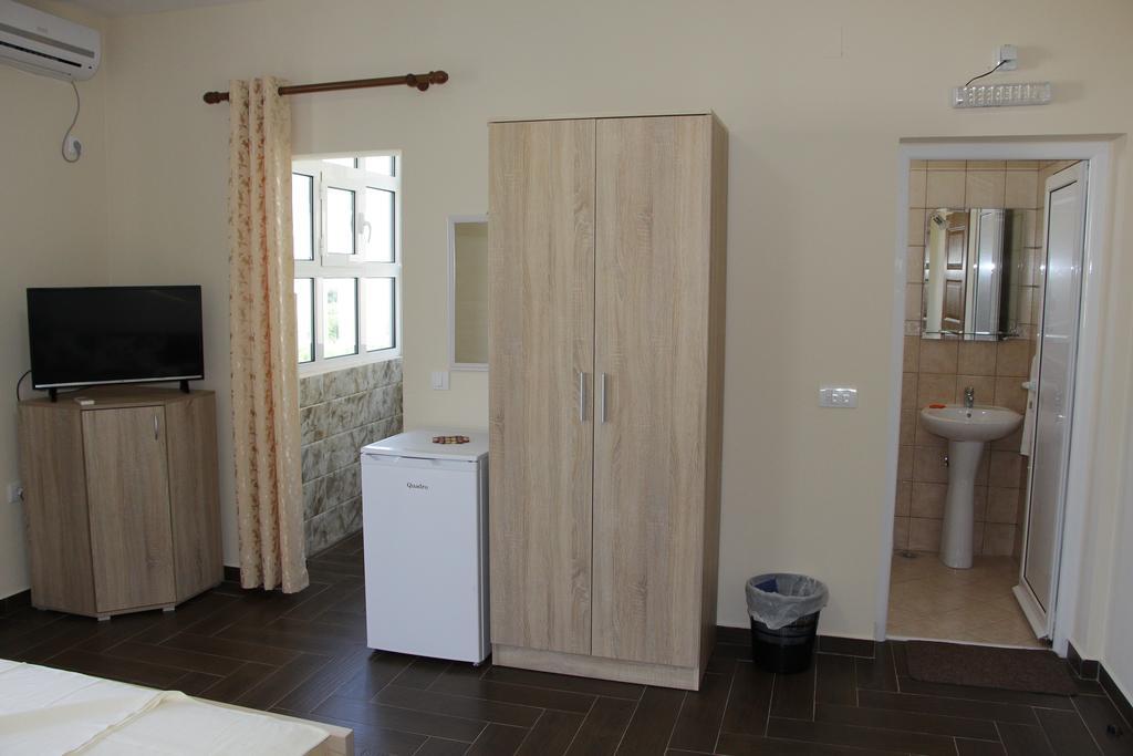Apartment Family Ulcinj Buitenkant foto